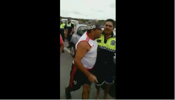 ElSigloTucuman's tweet photo. Vecinos agreden al Delegado Comunal de La Madrid (VIDEO) https://t.co/wjUw4v5mIt https://t.co/ycouAO4N7U