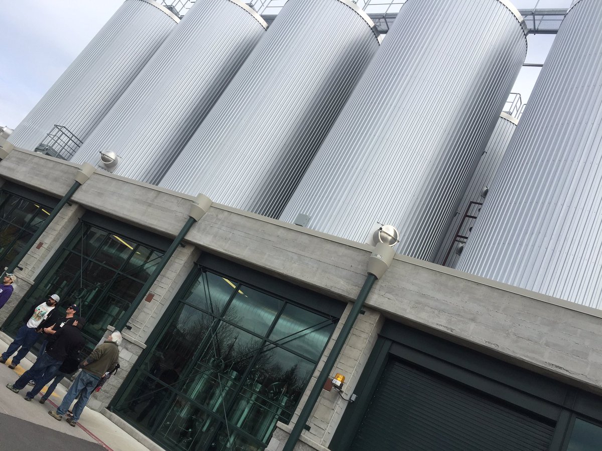 TourswithDave's tweet photo. What 2.5Million Pints of beer in stainless in 1 place looks like. On tour with @DeschutesBeer #beertourism #beerexploration https://t.co/tcd8exWQVl