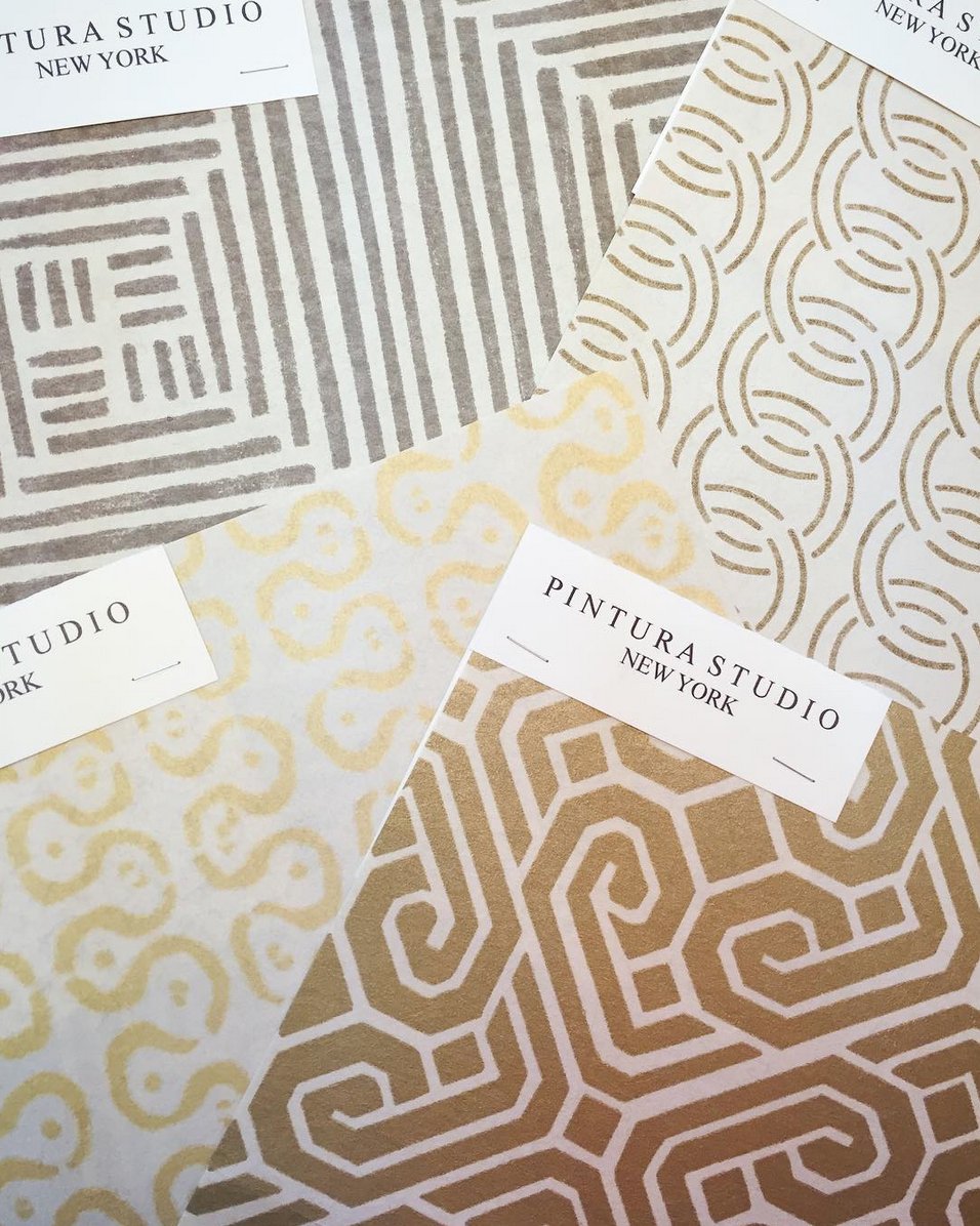 AnneWagonerInts's tweet photo. Thank you @PinturaStudio! These #handprinted metallic #wallpapers are even more stunning in person. #raleighdesign #designlibrary #metallics https://t.co/CYlxmbW5Cu