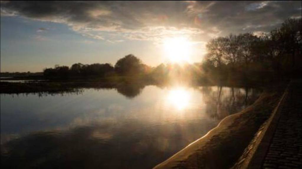 Jguillmt's tweet photo. Le soleil finit toujours par se coucher. On verra bien demain. #sunset #landscape #loire #lighting #riverwalk #clouds #jaimelanjou #igersan… https://t.co/V7Bd8QocPr