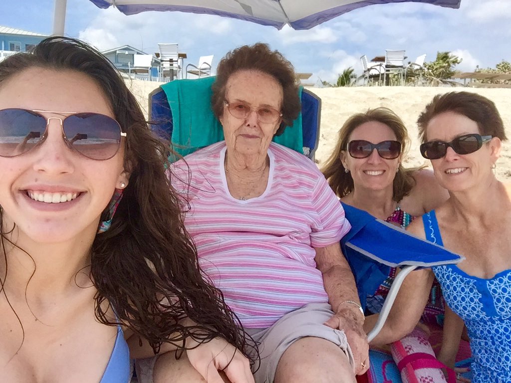 morgmalsmom's tweet photo. @Mallory_Cox26 #jettybeach #sunshine #sand #familytime https://t.co/rad7MRDJzk