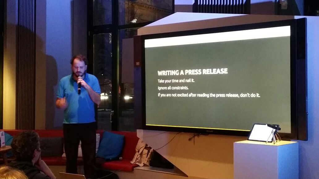KonPfl's tweet photo. #OnProduct Meetup#10: Spannender Ansatz von @TLobinger, klassische PR-Formate wie #Pressemitteilung & FAQs zur #Produktentwicklung zu nutzen https://t.co/YP6tZJILMj