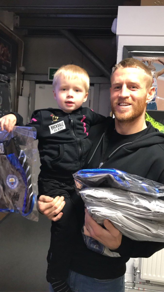 Suz1Wong's tweet photo. Great to have @terryflanagan5 and Lecky in the studio today. Terry has had a mini pair made for his son each fight so cute #miniturbo #sw https://t.co/luXFzqgam9