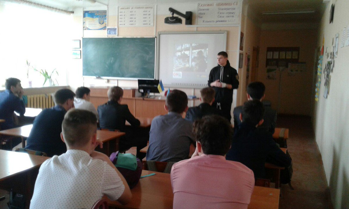 PoltavaSokil's tweet photo. 4 квітня 2017 року Полтавський міський осередок ВГО "Сокіл"завітав до полтавської гімназії # 33 з проектом "Герої нашого часу" https://t.co/U9tBI49NmJ