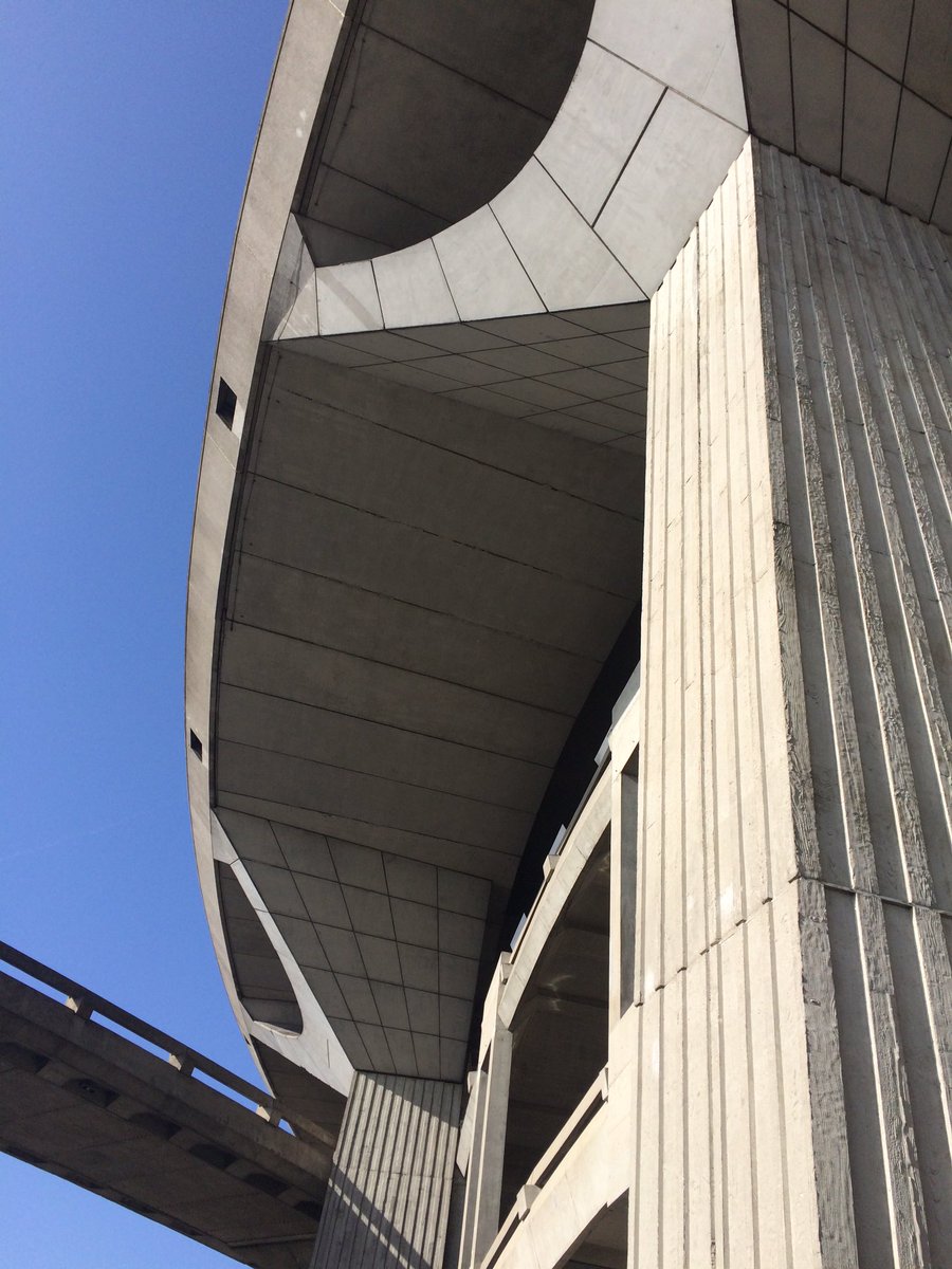 Le Terminal 1 de l'#aéroport #Roissy CDG. Surnommé le "camenbert", son architecture (Paul Andreu) a traversé les époques #AVGeek #PaxEx