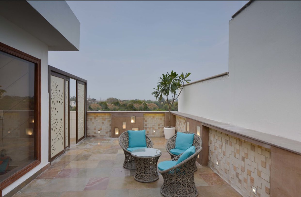 ديكور اليوم ! on Twitter "تنسيق سطح المنزل بمسطحات خضراء وكراسي و