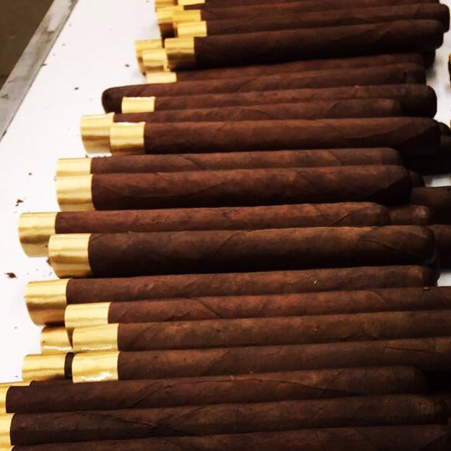 CubanStockCigar's tweet photo. These Every Day Joes have me itching to be on the golf course! #PassionForPerfection  #cigarpost #nowsmokin #cigars #botl #sotl #cigarporn https://t.co/xLIxja8Miu