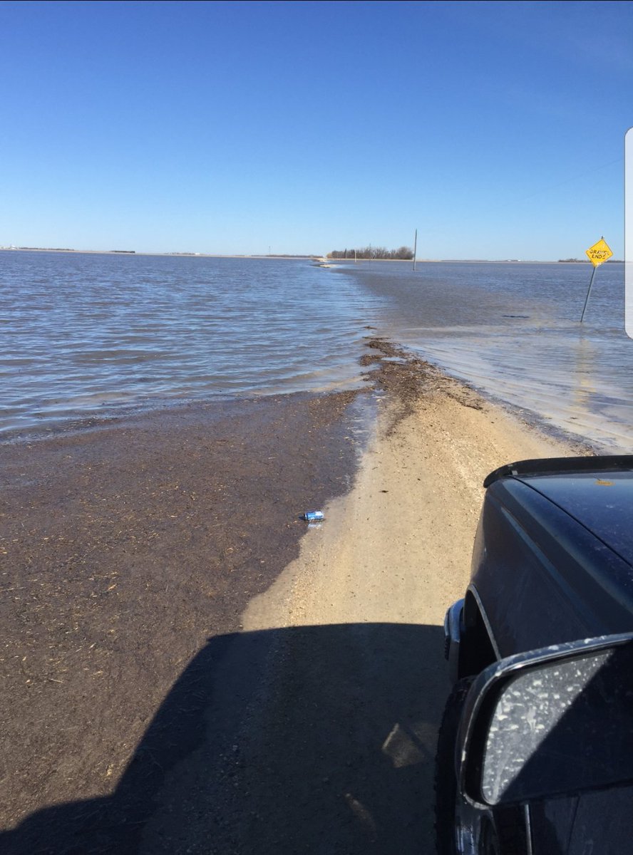 MartinforMB's tweet photo. Sign should read "road ends" as opposed to "gravel ends" #Brunkild #mbflood #mbpoli https://t.co/4PHSCTI0yj