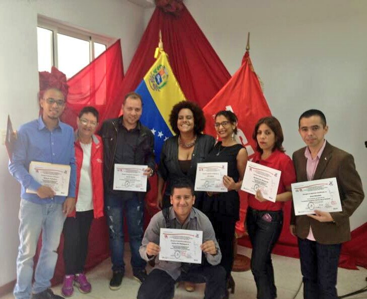 WilleyP's tweet photo. Recibiendo y entregando las certificaciones de los Diplomados de nuestra Escuela @ENFSHugoChavez del @PartidoPSUV https://t.co/ugy40pr7nO