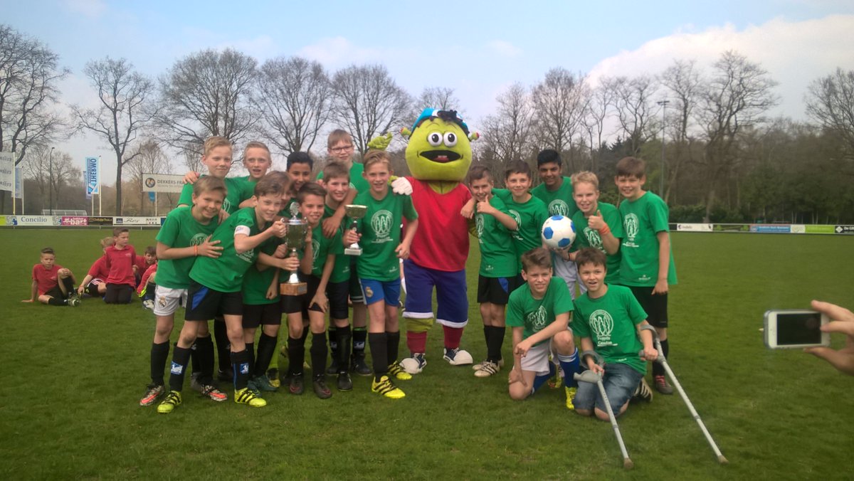 deCanadas's tweet photo. Voor het 2e jaar op rij winnen de jongens van #deCanadas #Boxmeer het #Schoolvoetbaltoernooi. Wij zijn super trots op jullie! #onderwijs https://t.co/JAdWwBK6km