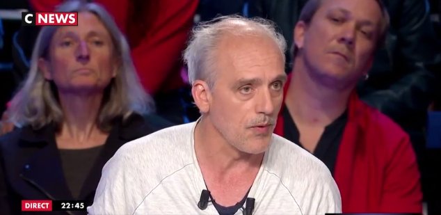 SinstruireFr's tweet photo. #LeGrandDebat
Qui est le gars avec la veste rouge derrière #Poutou ? https://t.co/JQx3oontkr