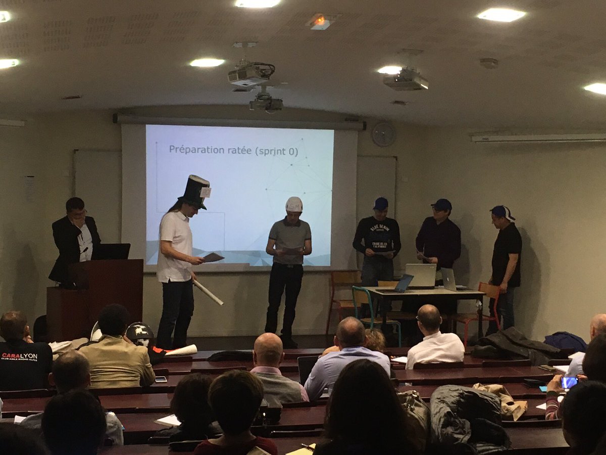 Les village people locaux étaient sur scène pour chanter le Scrum 😬