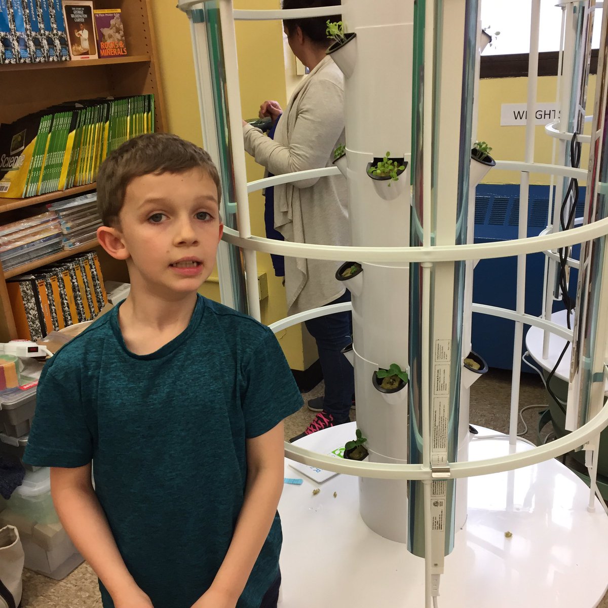 hhspa368's tweet photo. @juiceplus we planted our first tower today. Exciting! #towergardens #indoorgardens #hhsrocks #schooldays #welovescience #HealthyEating https://t.co/xEnTA6ncbZ