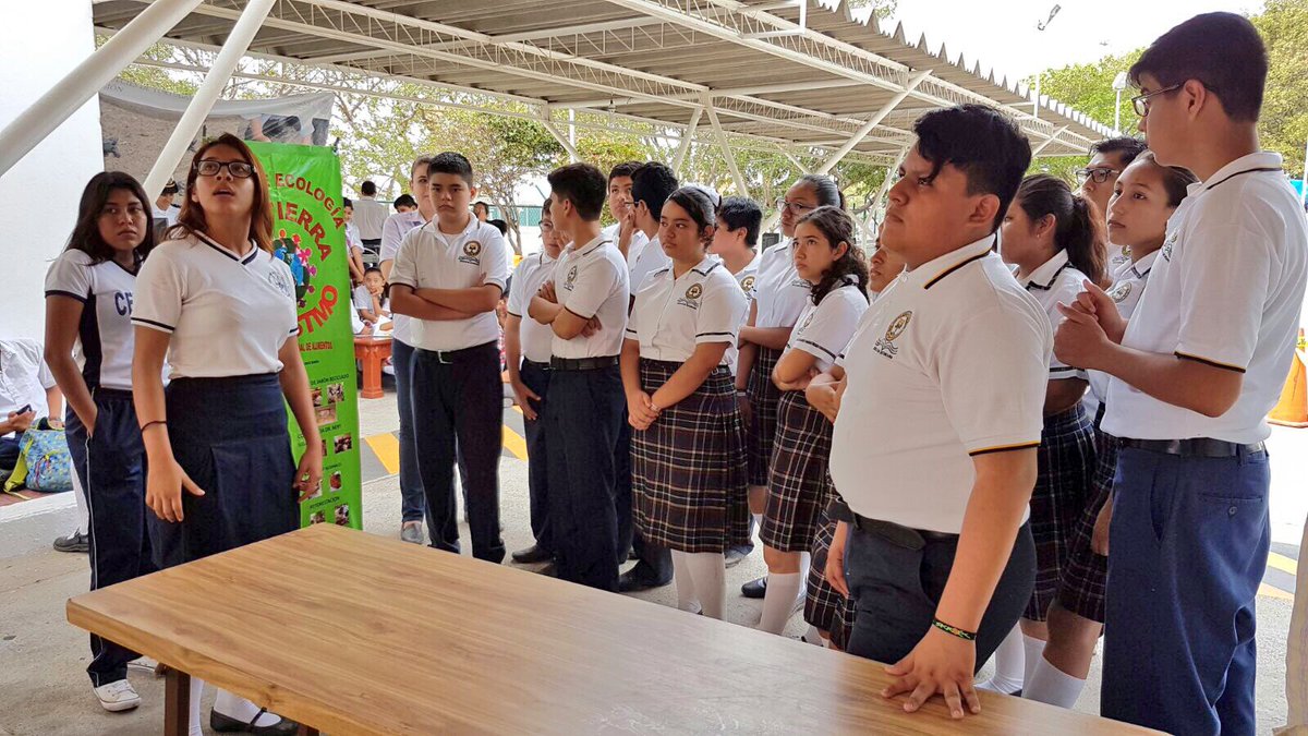 ECOntainerAPI's tweet photo. @ECOntainerAPI recibiendo alumnos Escuela Juan Jacobo Roseau en @API_SalinaCruz impulsando #CiudadesPortuariasdelSigloXXI #CGPYMM https://t.co/Nb1kZzsCO2