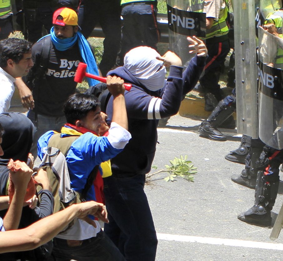 lubrio's tweet image. FOTO: Opositor "pacífico" usa un pesado martillo para "dialogar" con la Policía Nacional este martes. Créditos: AVN