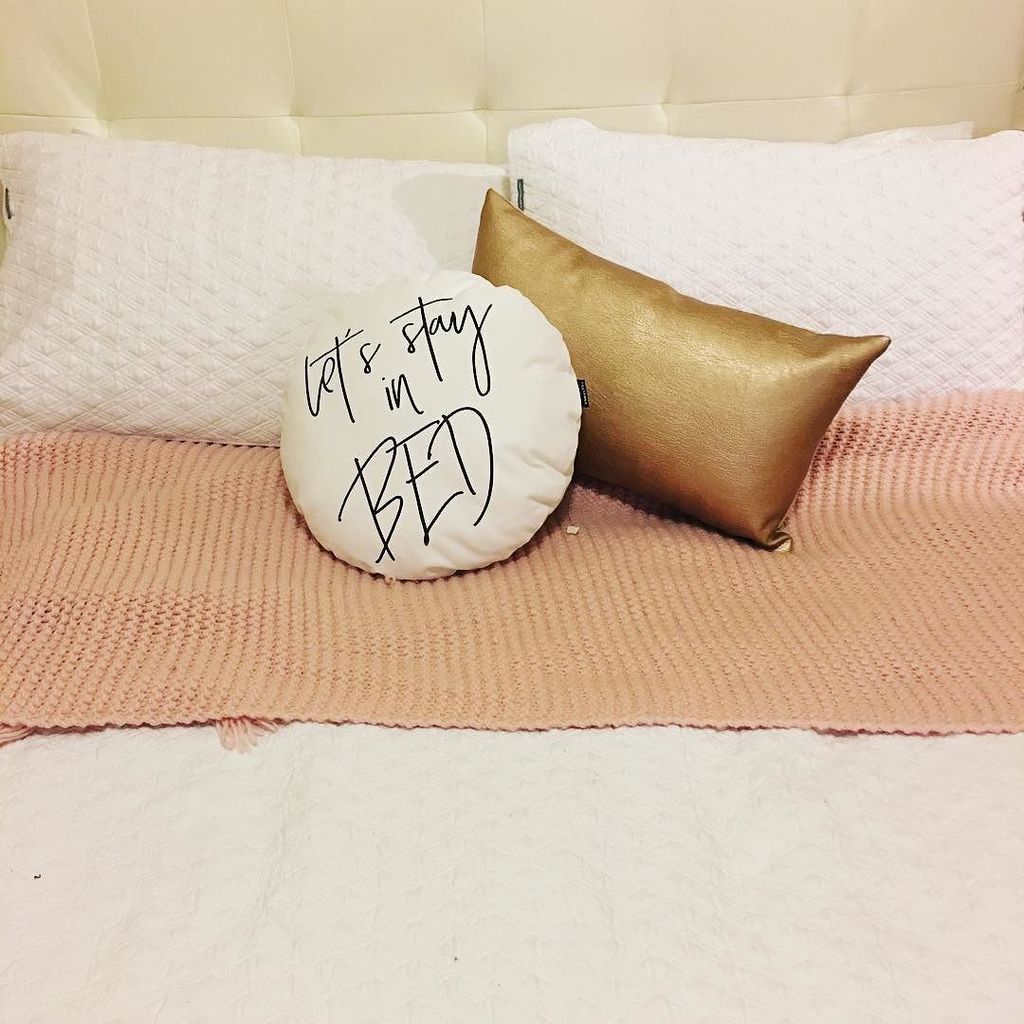 laurenjblogger's tweet photo. Happy to follow the instructions of my #bed today.
#holidays #sleep #lazy #whygetup #pillows https://t.co/52MxZv6CNo https://t.co/y29sSUk1Z9