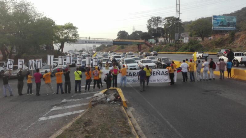 AndrewsAbreu's tweet photo. #AHORA [05:30] Protesta en Autopista Valencia Sur a la altura del distribuidor San Blas. https://t.co/WCsb9zGfaL