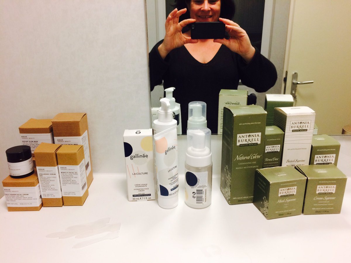 NicMyshowcase's tweet photo. Brilliant team meeting tonight lots of product testing, tea & laughter ππππππ
#stylistsrule #lovetheteam #beautyconfidence @myshowcase https://t.co/i42ANkgZeK