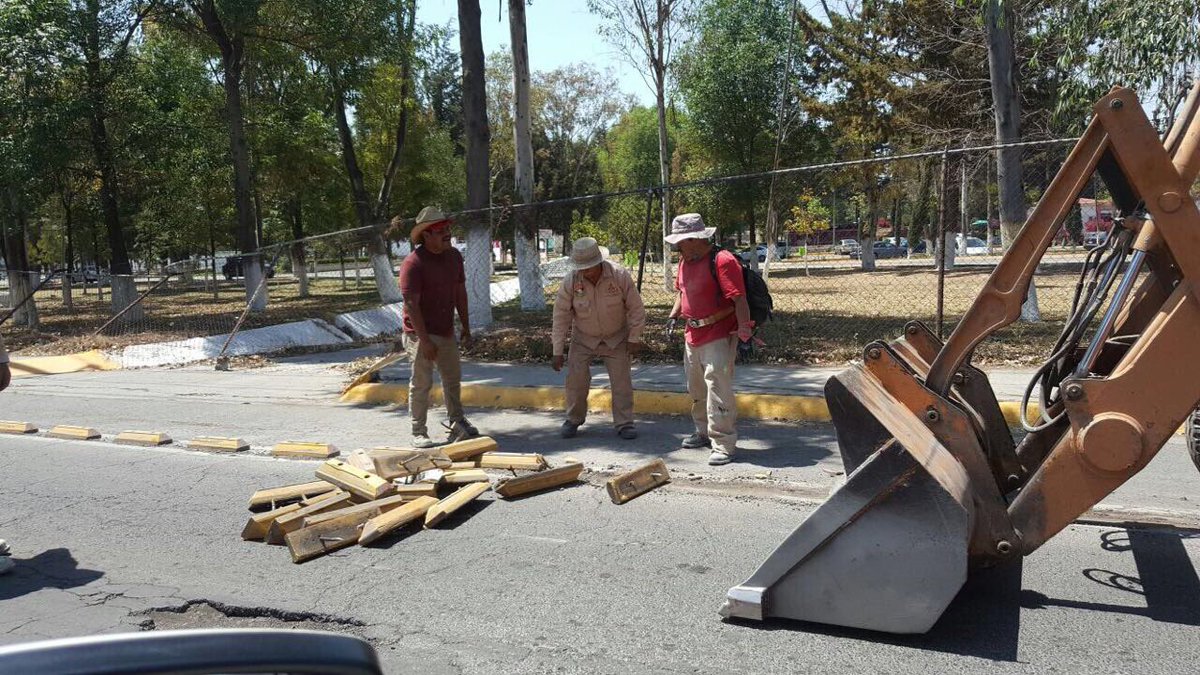 Nos llegan imágenes del retiro de la #ciclovía en #Izcalli, una obra impulsada por la ciudadanía, estamos investigando. <a href="/Victor_EstradaG/">Víctor Estrada G.</a>
