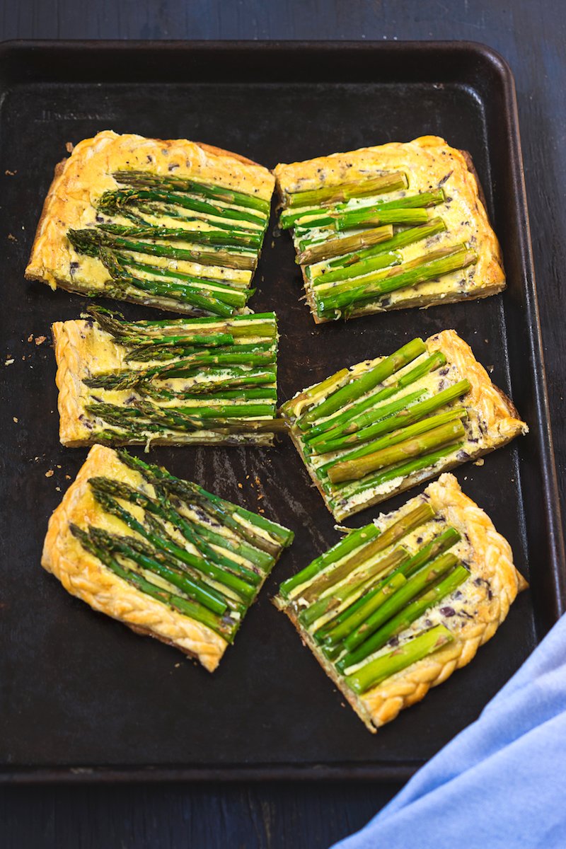 Time to share some of favorite Easter dishes. First one is this lovely #vegetarian Asparagus Puff Pastry Tart ow.ly/mgxk30azDG6
