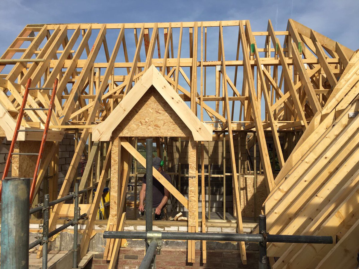 #trusses - more raised tie trusses installed and looking good! <a href="/DWB_Hull/">DWB Roof Truss Ltd</a> <a href="/dwbanglialtd/">DWB Anglia Ltd</a> @ITW_CP @dwbbostonltd