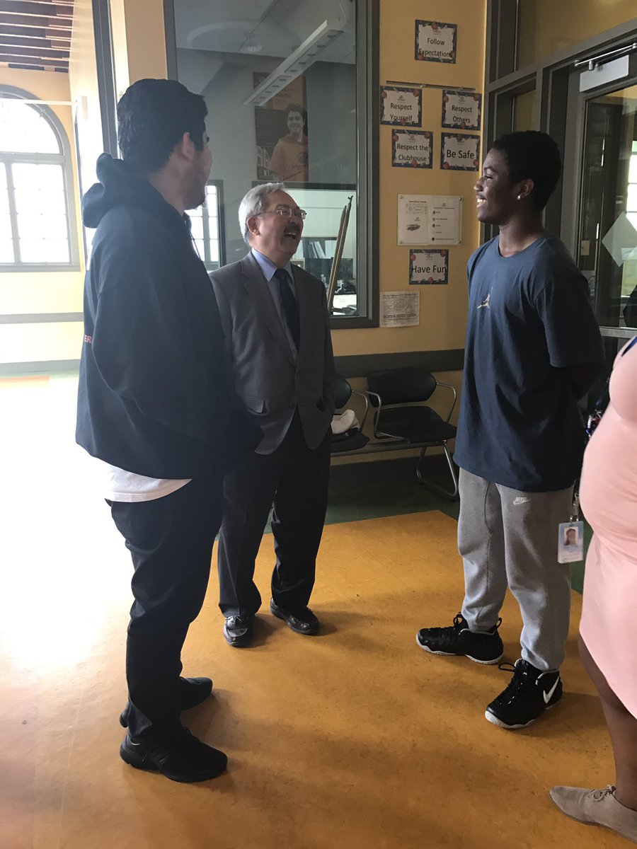 mayoredlee's tweet photo. Volunteers at @BGCASF support & motivate our youths to reach their full potential. #Mayors4Service https://t.co/U99Tviwlyn