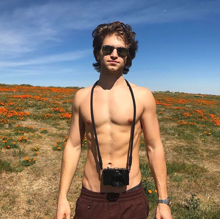 mciii37's tweet photo. perfection😍😍😍🔥🔥 @KeeganAllen #keeganallen #tonycavanaugh #shirtless #pll https://t.co/heZe2BvYCf
