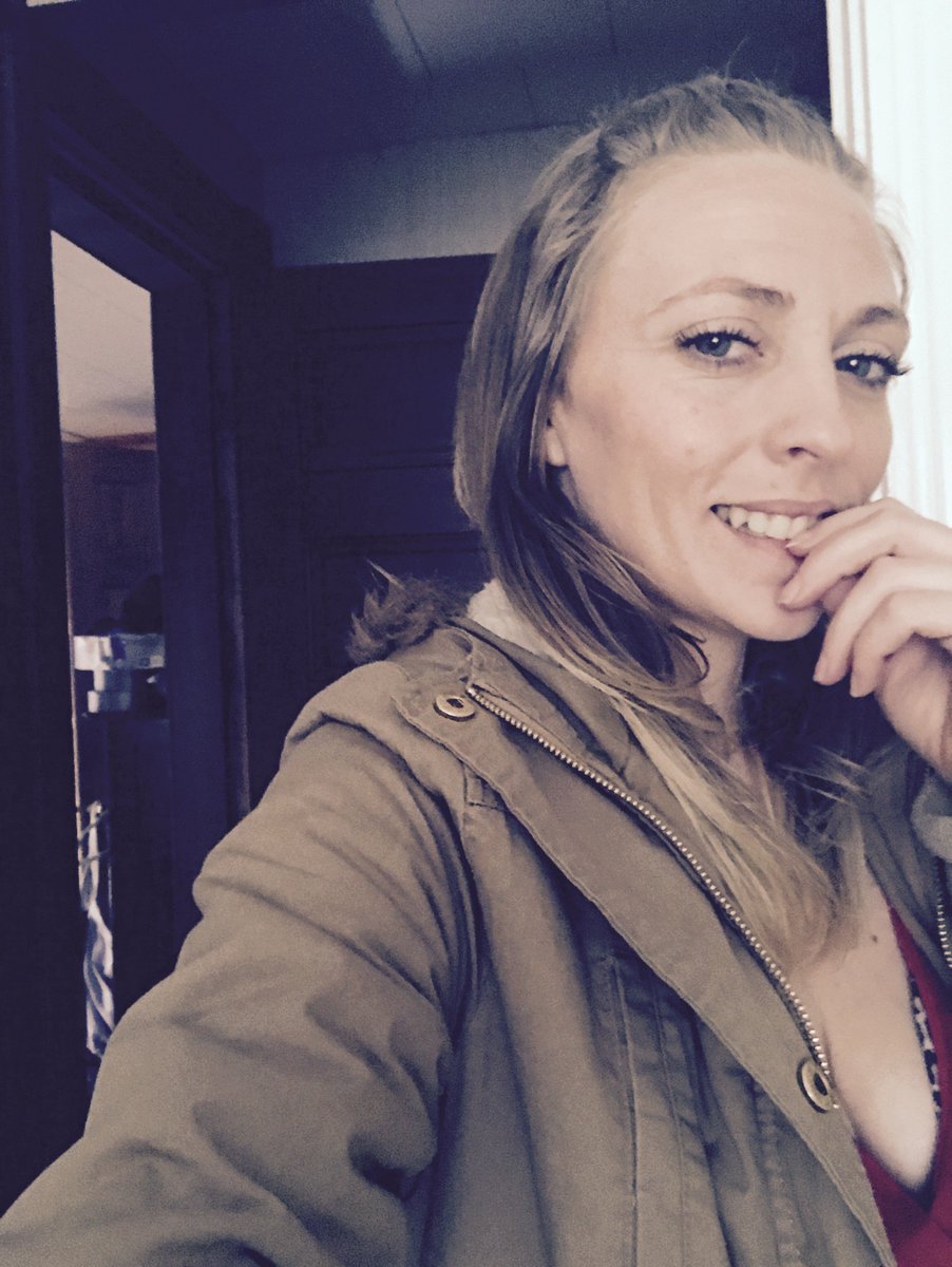 AmandaRaven5's tweet photo. Loving life and feeling the positive vibes.  ❤🌺🎶😊 https://t.co/9fF8x5TYPb