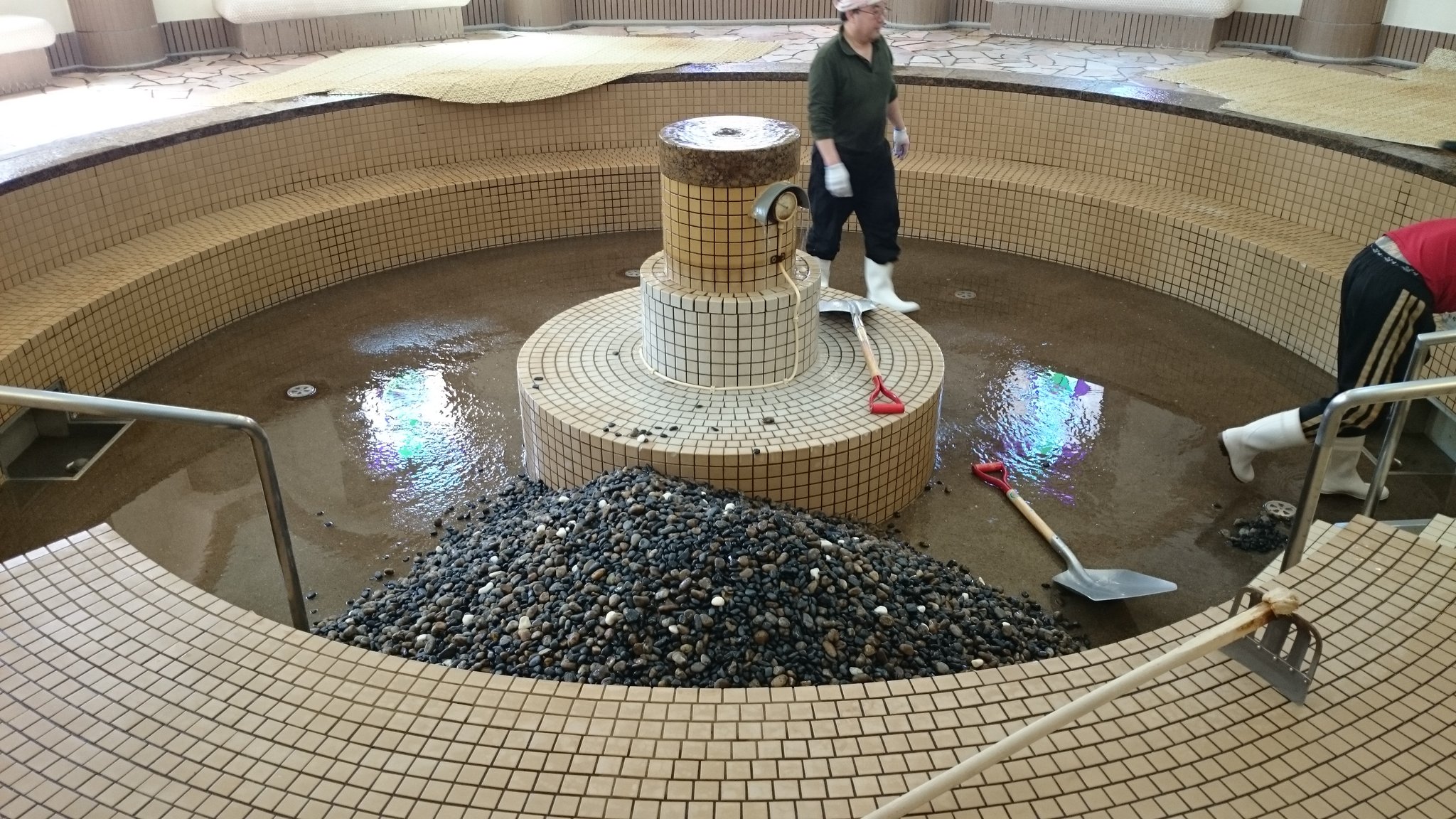 長野県岡谷市温泉施設ロマネット 中の人 ロマネットの秘密 普段では見れないロマネットの休館日清掃 毎週 中に敷き詰めた玉砂利も手作業で清掃しております 更に１日2回の清掃も必ず行っております W ｷﾘｯ 筋トレしたいって方は玉砂利清掃オススメ