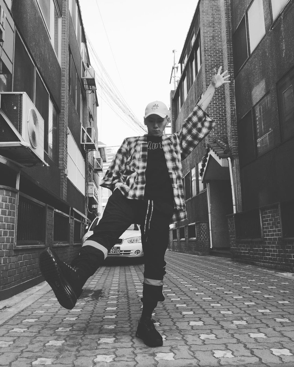 deukie98's tweet image. HI🙋‍♂️
.
.
#nineonetwo #salute #nike