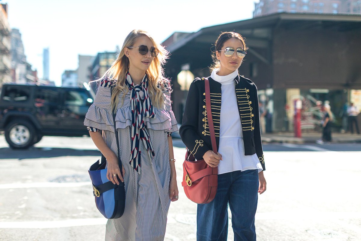 velvetmagazine's tweet photo. Bolsos de mano que reflejan un look relajado casual, con mucha personalidad. Lo vemos en el #StreetStyle de Londres y París. #VelvetTrend https://t.co/zXE4hDtpHC