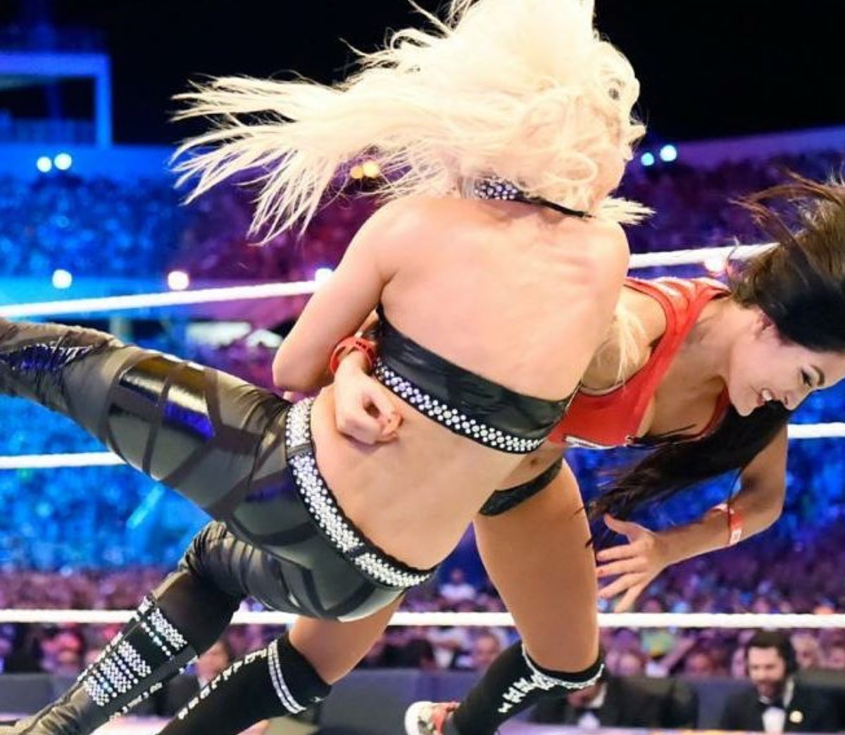 bestofbellas's tweet photo. #WrestleMania https://t.co/qzBL1c63fM