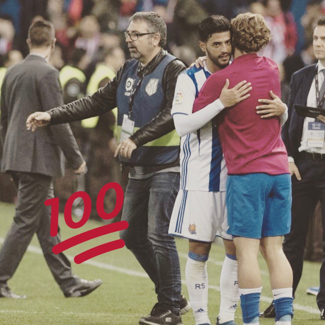 AntoGriezmann's tweet photo. Espero que algun dia podamos volver a jugar juntos amigo ! 🙏🏽 #Hermano @11carlosV https://t.co/qFt9yDqMcJ