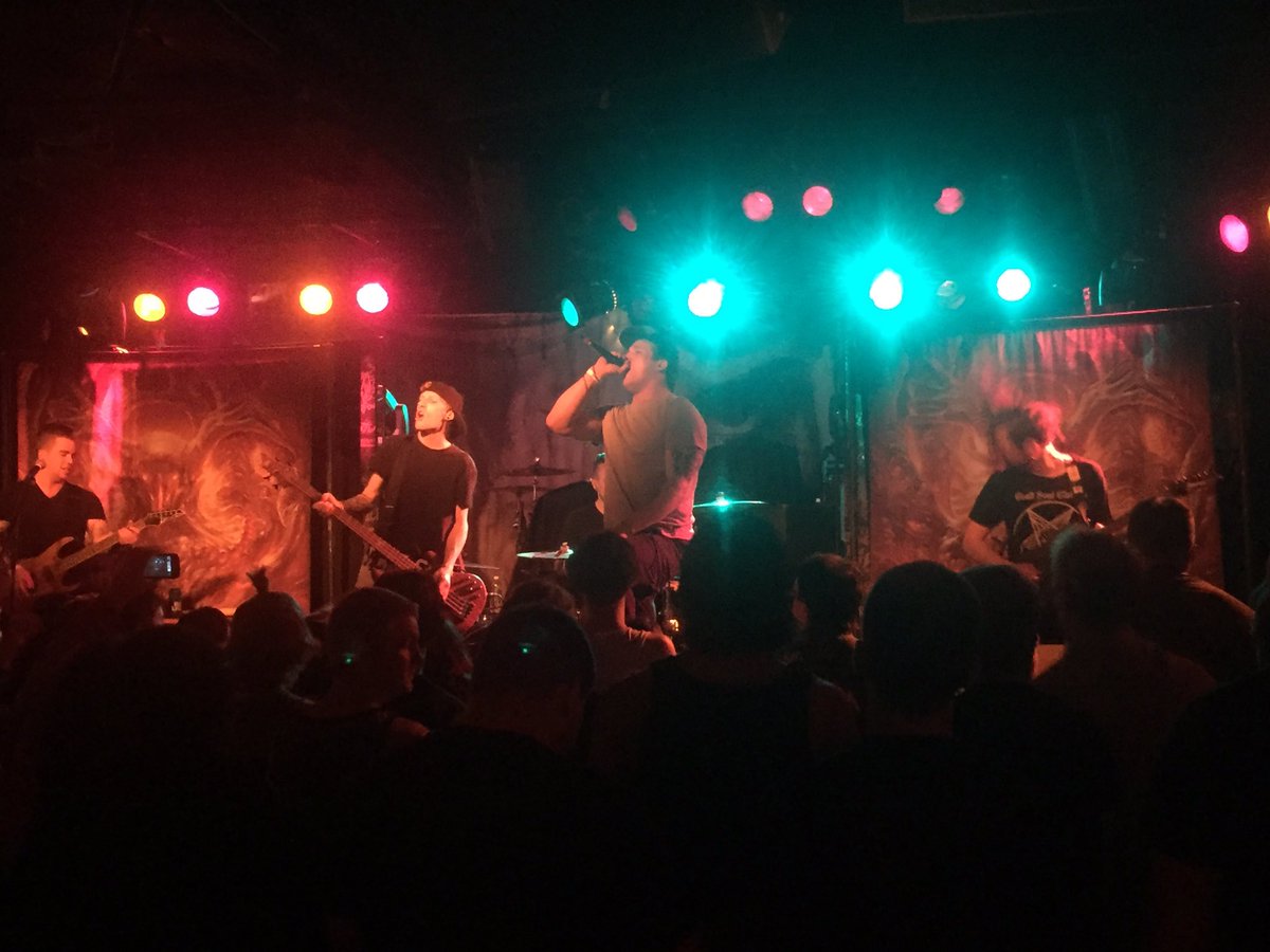 girlatrockshows's tweet photo. @ROYALZ_Official https://t.co/K9DmDtp3v1