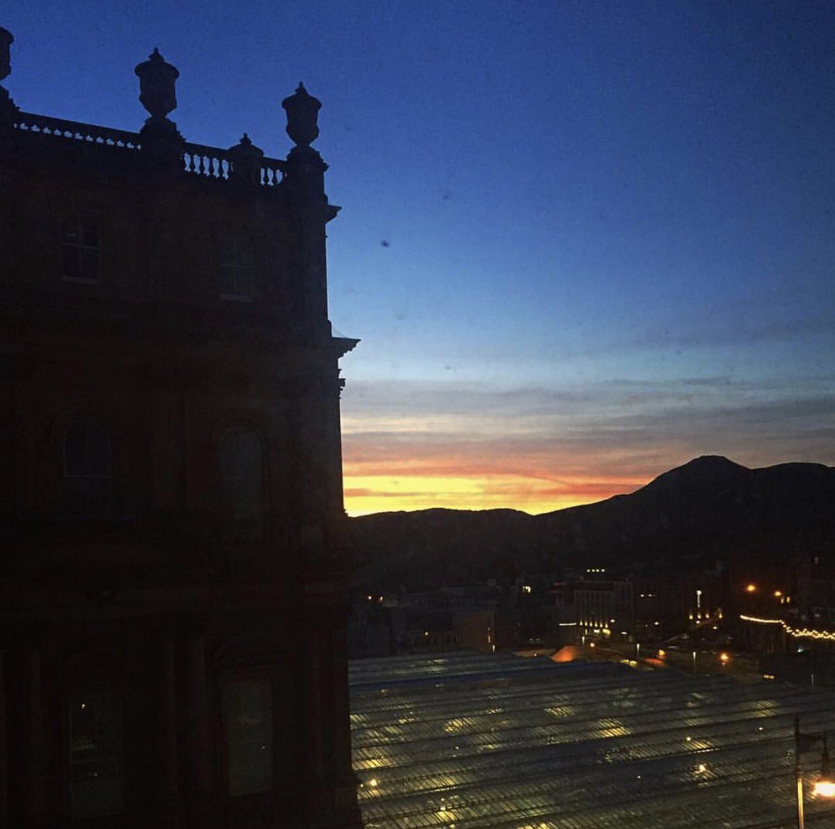 EOlsenFrance's tweet photo. Elizabeth Olsen via Instagram: "Finished my first week on Infinity War just in time for the sunrise💥💥💥#avengers #goodnightorgoodmorning?" https://t.co/G5NtsdrM6y