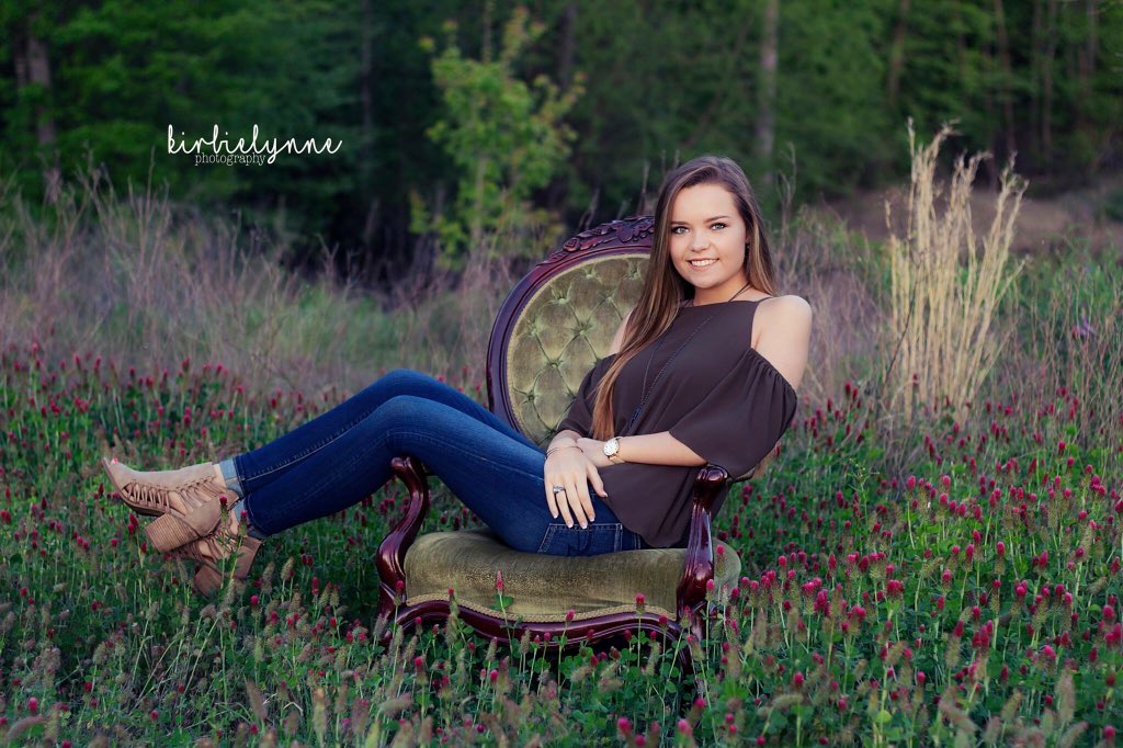 kaylielynnsmith's tweet photo. in love with my senior pictures 😭💗 https://t.co/NAT52uU949