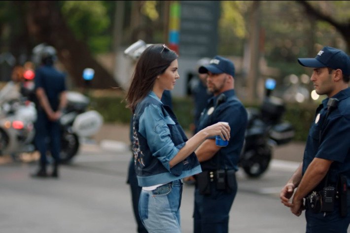 Nuovo Video spot Pepsi con Kendall Jenner: critiche e vignette divertenti