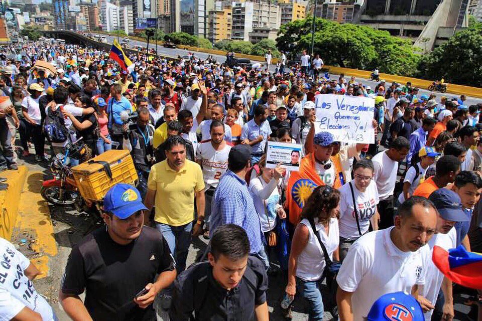 Miguel_Pizarro's tweet photo. Seguimos resistiendo. Esta lucha la vamos a ganar y a este país, unidos y organizados, lo vamos a cambiar! #DictaduraEnVzla https://t.co/bN0nY4xw7o