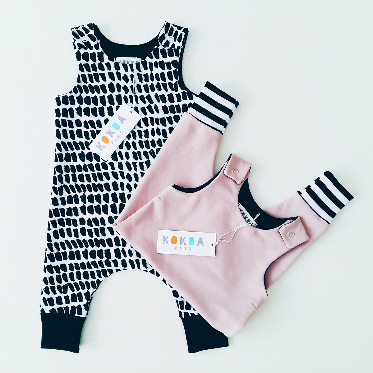 kokoakids's tweet image. Estrenamos dos modelos nuevos de nuestros petos 🔝🔝🔝 Un modelo de topos #monocrome totalmente unisex y otro en un rosa pálido precioso.
