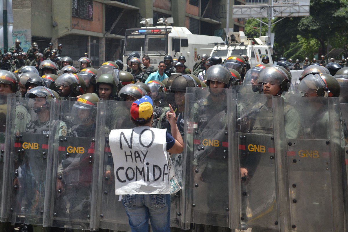 FreddyGuevaraC's tweet photo. Es el momento que la GNB  se ponga del lado de la democracia. El pueblo exige respeto a la Constitución #FueraMagistradosGolpistas https://t.co/mVz59UX8GJ