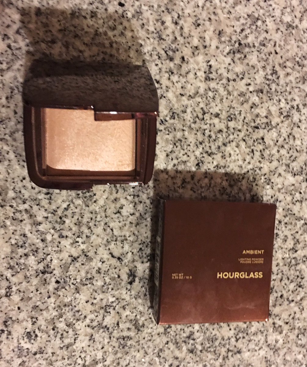 NextTrendz1's tweet image. Today's focus. The @HourglassMakeup #ambientlightingpowder in #luminouslight 😍❤️ #makeup #beautyblogger #hourglass #facepowder #glow