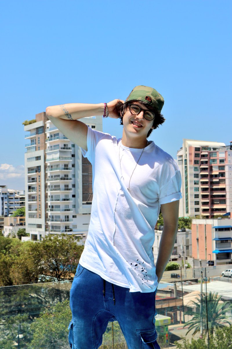 christophervele's tweet photo. Y así nos vamos’ enamorando, Y tu cuerpo me va seduciendo..." 🎶😆  🔥#HeyDJ 🔥#cncowners (tag 4 amig@s para que la escuchen ) 😉👌🏻 https://t.co/gw9djz8Oq1