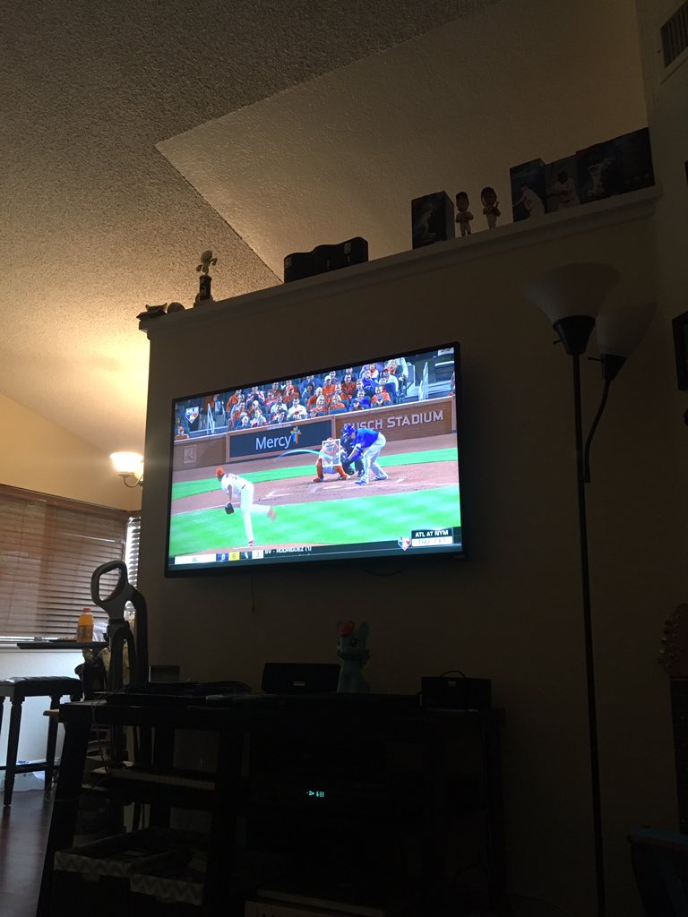 _chuckv's tweet photo. @kimskies Fuuuuuck the cubs https://t.co/1aDnELUa6x
