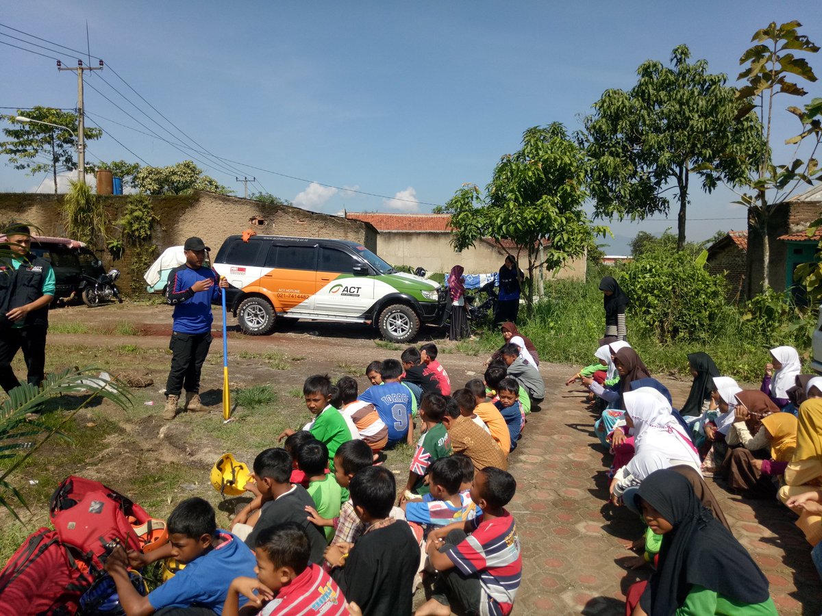 AlhudaVolunteer's tweet photo. Mitigasi Kebencanaan Dan Sosialisasi Kerelawan Oleh Team Alhuda Volunteer yang dibantu Oleh MRIKabBandung. 
#Volunteer
#Rescuer https://t.co/FUP0GdV7P1