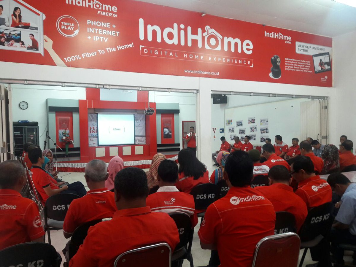 agussatriawan's tweet photo. @_funtastic5_ @parwi66 #KDTREG5 Ngobrol santai guyub rukun Telkom Kediri pagi ini ... asik yaa... https://t.co/cbdwxlWWSh
