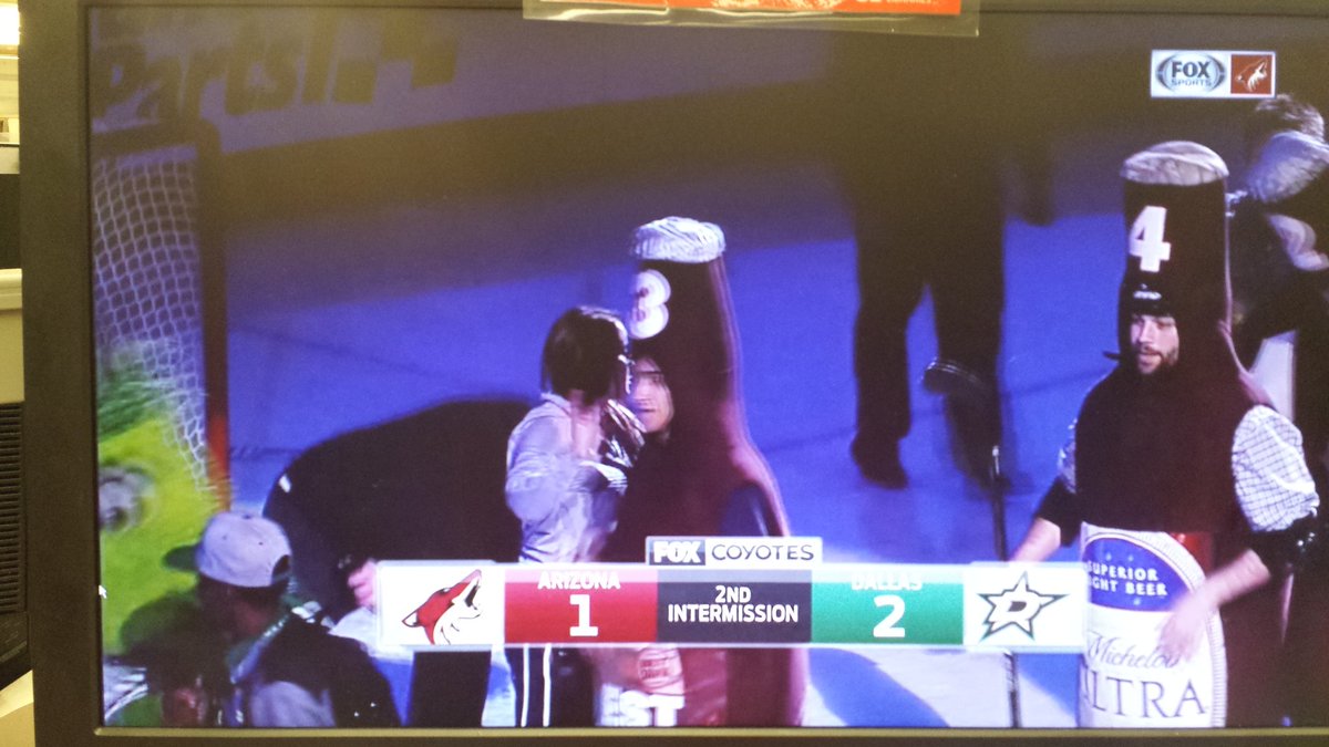 PredsFanGamer's tweet photo. Watching this free game!! Hoping for a #RallyHowl in 3rd period to get #Yotes Win! Sorry @VictorEGreen ..lol captured ya.... #ARIvsDAL 😉 https://t.co/IwrQF4dzaq