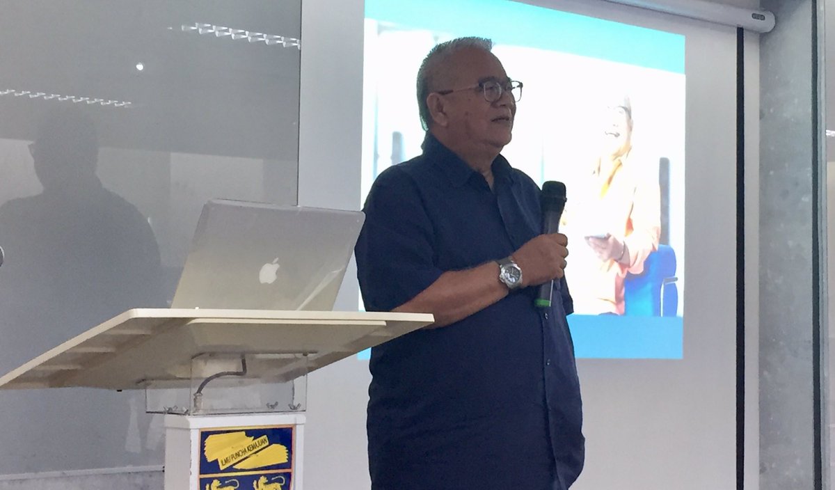 Kudsia_Kahar's tweet photo. #twpseries keynote speaker Datuk Ahmad Talib sharing his experience in #journalism for over 40 years at #universitimalaya https://t.co/Ai56OI55lr
