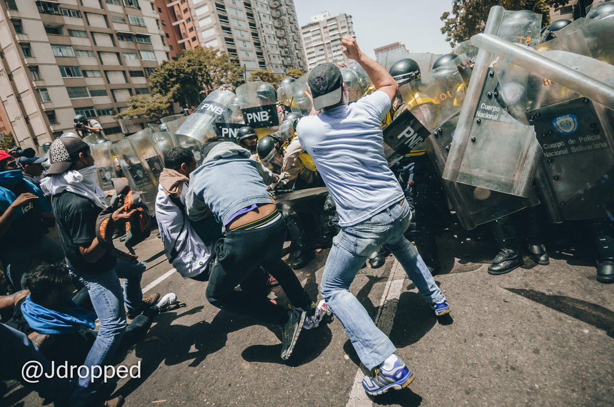 jdropped's tweet photo. enfrentamientos en la Av. Libertador #Caracas https://t.co/m8wB7KfvLn