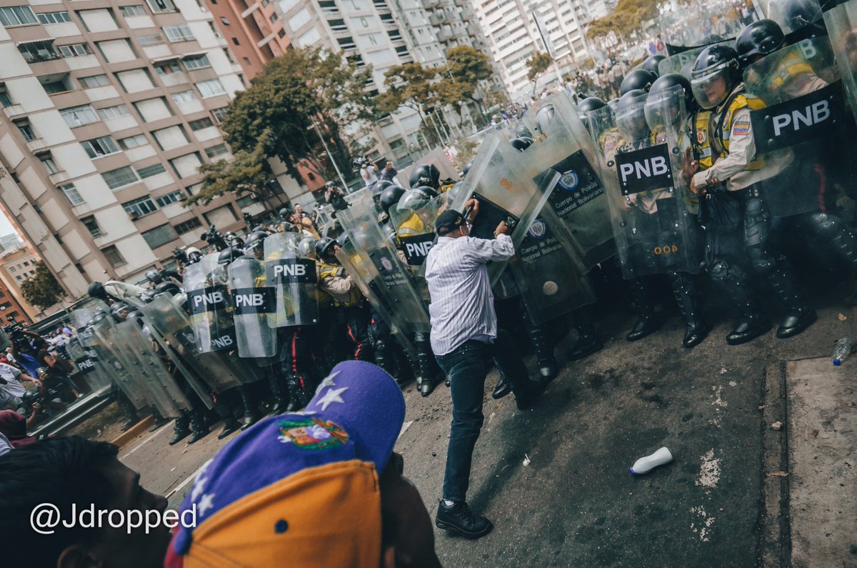 jdropped's tweet photo. Enfrentamientos en la Av. Libertador #DictaduraEnVzla  #Caracas #UnMinutoDeSilencio https://t.co/ft8SB8e1Qo