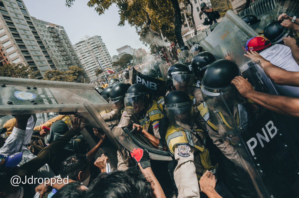 jdropped's tweet photo. Enfrentamientos en la Av. Libertador #DictaduraEnVzla  #Caracas #UnMinutoDeSilencio https://t.co/VumbV74z8R
